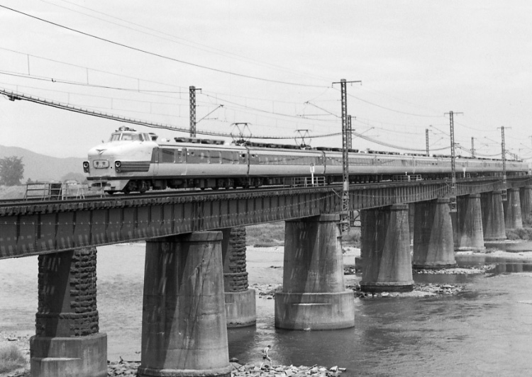 旭川橋梁を渡る１５１系“富士”特急電車