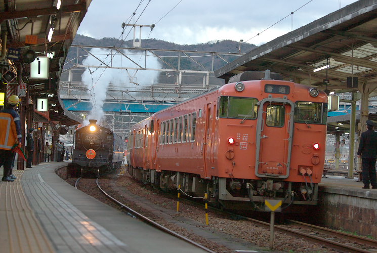 キハ４０形とＣ５６（新山口駅）