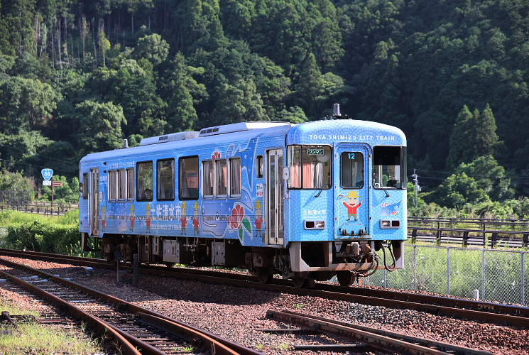 土佐くろしお鉄道８０１２（土佐佐賀駅構内）ジョン万次郎とジンベエザメの里／土佐清水市