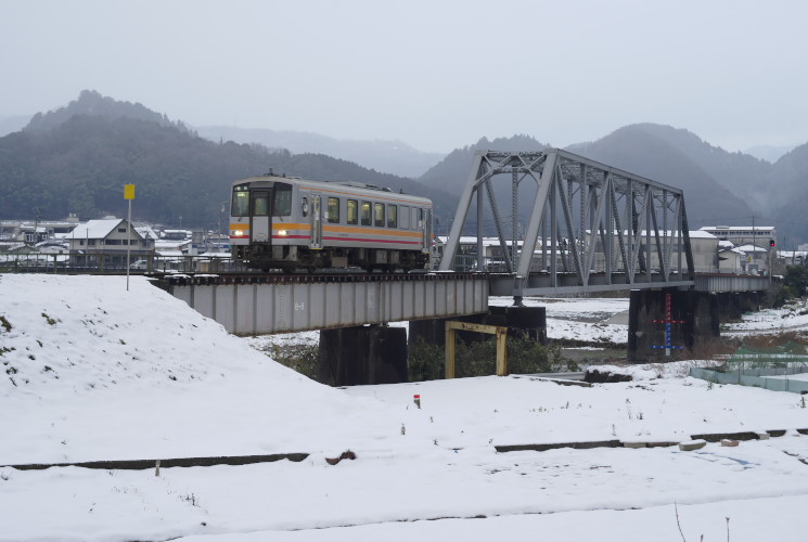 キハ１２０　３５６（中国勝山～月田）姫新線旭川橋梁
