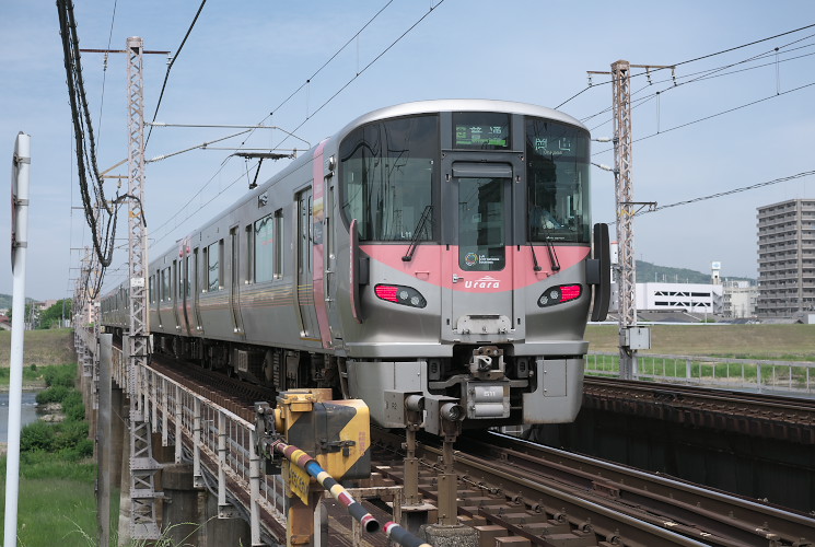 ２２７系４両編成（西川原～岡山）川の上踏切