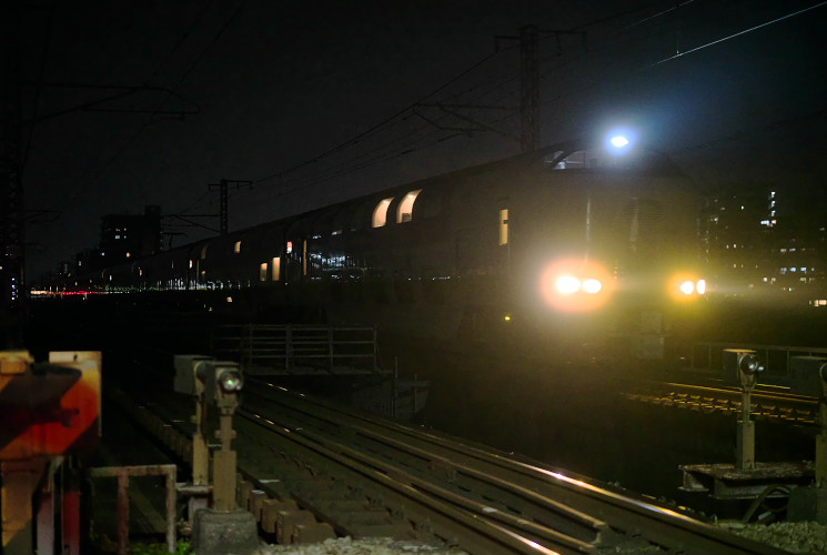 ５０３２列車（岡山～西川原）川の上踏切