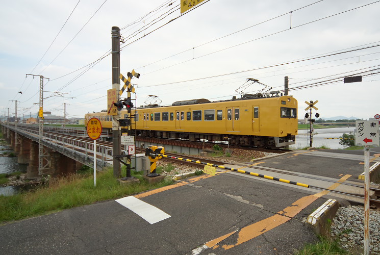 山陽本線旭川橋りょう（堤外踏切）