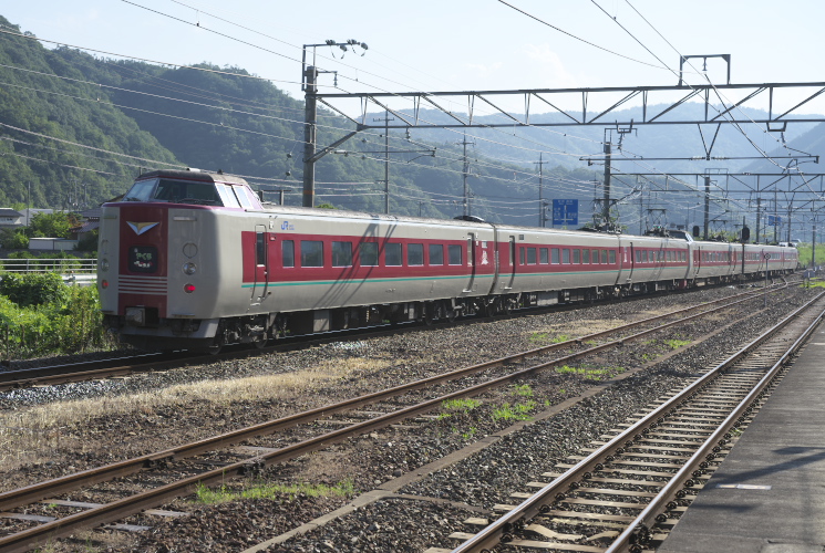 ３８１系（豪渓駅構内通過）