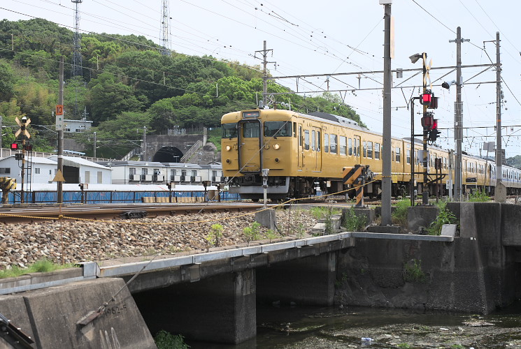 鬼作踏切（東岡山駅構内）