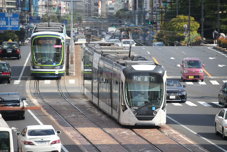 広島電鉄１０００形と５２００形（相生橋上）