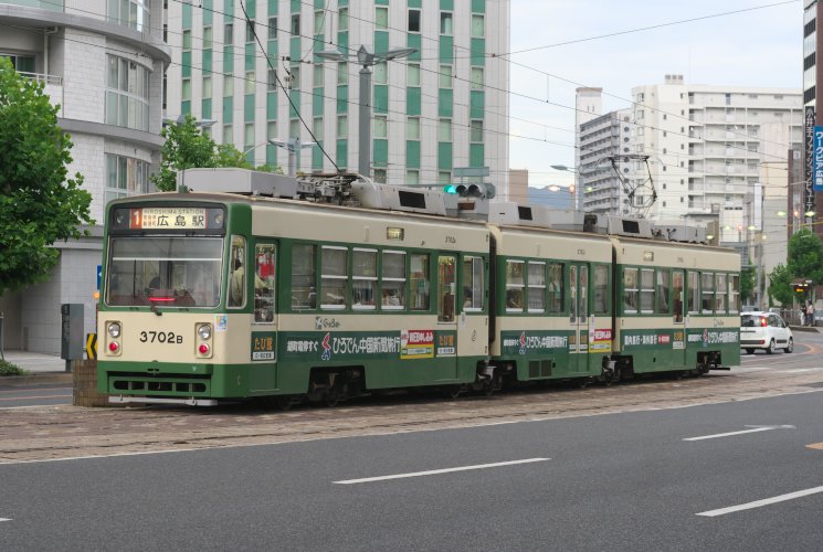 広島電鉄３７０２号（稲荷町停留場）