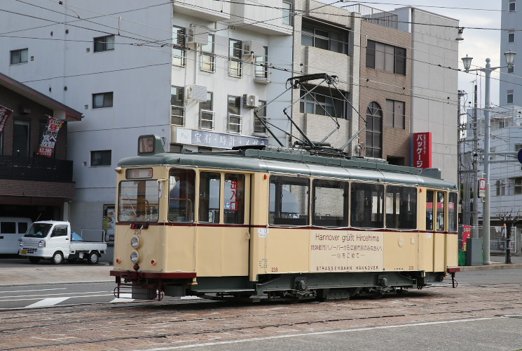 広島電鉄７５０形（７６２）と６５０形（６５１）千田町