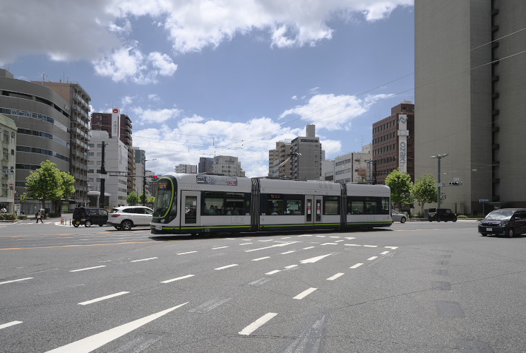 広島電鉄１００９号（稲荷町交差）駅前大橋線工事中