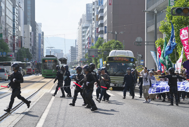 広島電鉄立町付近を行くデモ隊（２）