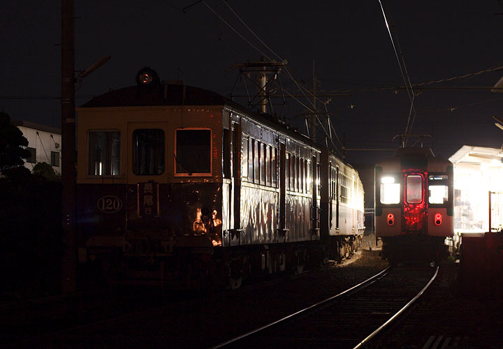 琴電長尾駅の夜