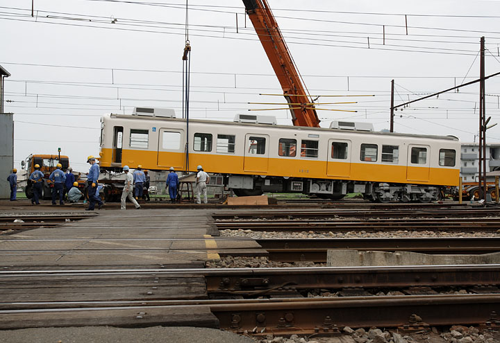 琴電１２１１号（台車入れ作業）仏生山