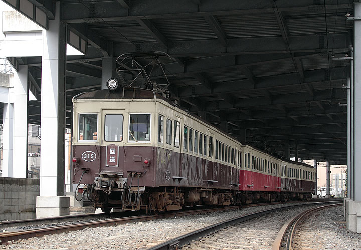 琴電３１５号（瓦町駅構内）