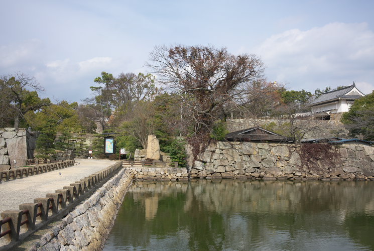 烏城お堀端（焦点距離３５ｍｍ）