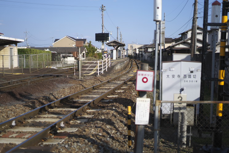 ４５mm　１.８　ＦＥ　レンズ解放　（大安寺駅）