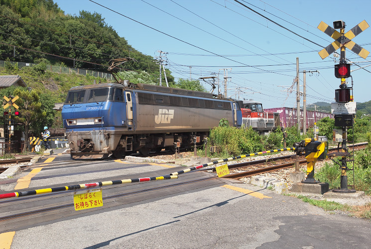 流田一踏切を通過する２０７７列車