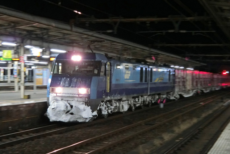 ２０７０列車（ＥＦ２１０形回送）岡山～西川原（川の上踏切）