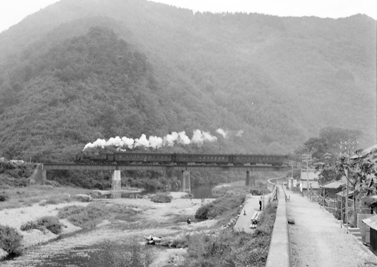 宇甘川を渡るC１１（津山線）