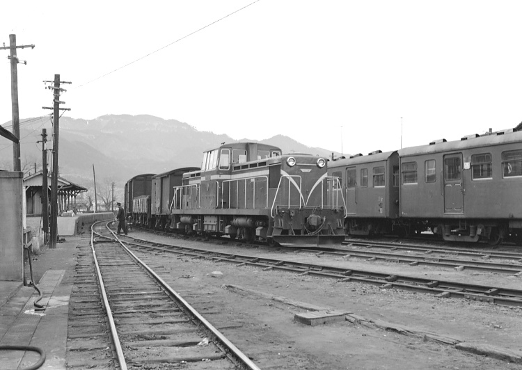 和田岬線通勤列車（ＤＤ１３形）