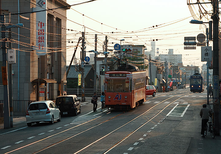 岡山電気軌道小橋電停（７１０２号）