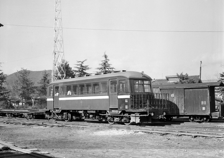 西大寺鉄道資材回収作業（キハ７と無蓋車）