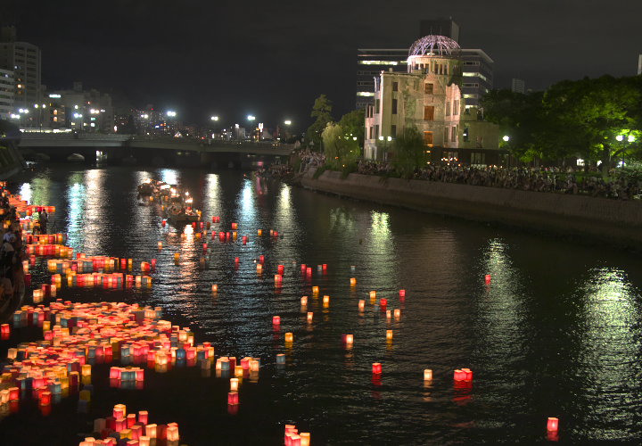 元安川灯ろう流しと原爆ドーム（２００７年）
