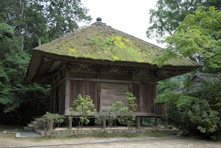 岩間山本山寺本堂の庭