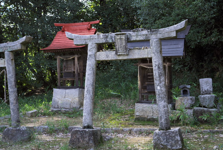 文英石仏（鴨布勢神社境内）