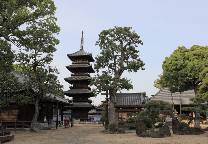 本山寺境内