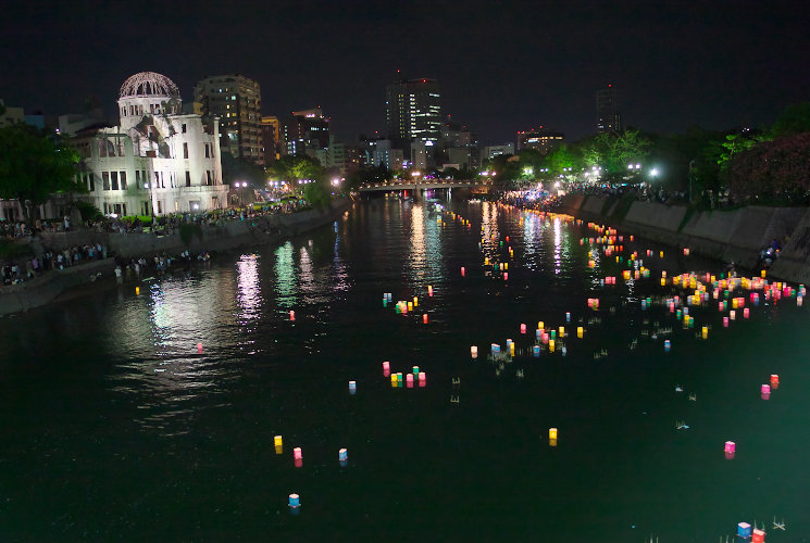 灯ろう流し（元安川）