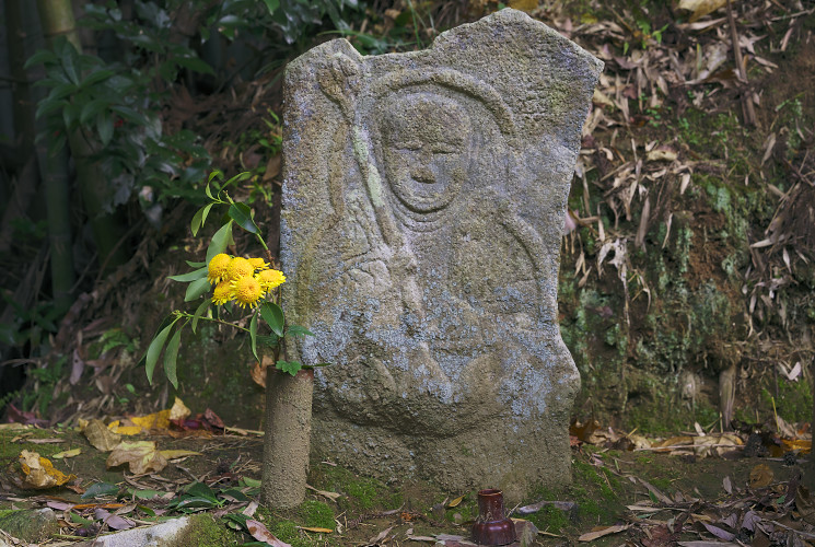 文英様石仏（赤磐市穂崎乢ノ上）