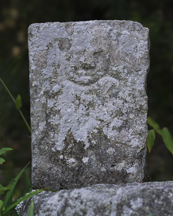 文英石仏（鴨布勢神社境内）