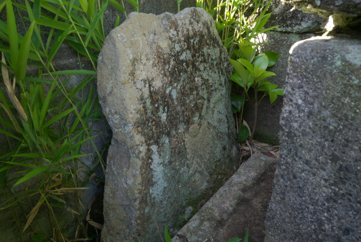 大崎　楢村家墓地　宝生石仏（岡山市北区大崎）