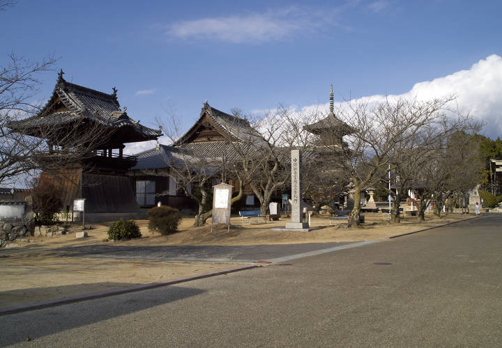 上寺山餘慶寺境内