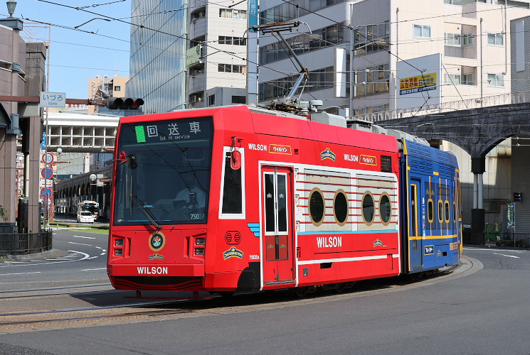 鹿児島市交通局　７５０２号電車（いづろ通電停付近）チャギントン塗装
