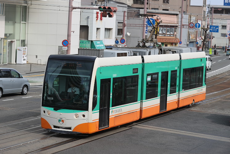 とさでん交通　３０００形　３００２号（菜園場町～デンテツターミナルビル前）