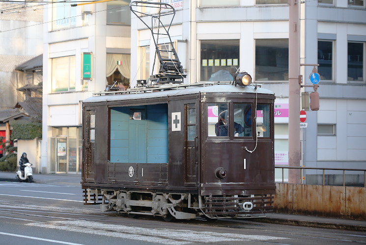 とさでん交通 貨１号電車（デンテツターミナルビル前付近）