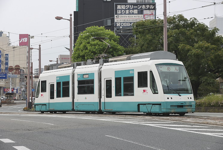 とさでん交通　１０１号電車　はりまや橋交差点