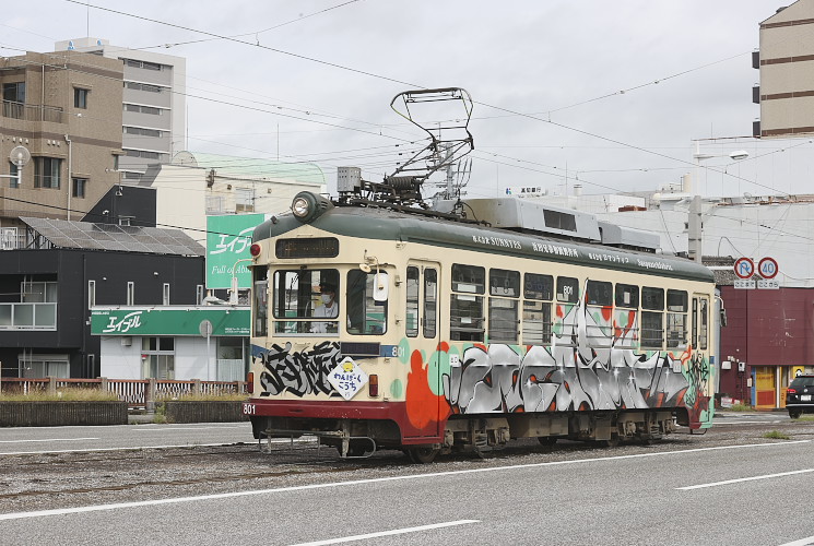 とさでん交通　８０１号電車　はりまや橋交差点